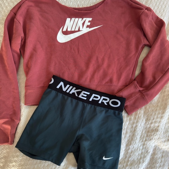 Nike Rose Sweatshirt and Green Shorts - Girls Med - Picture 1 of 1